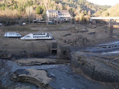 Le plan d'eau et le Garabit Hotel, les bateaux-promenade ; les restes des piles de l'ancien pont routier sur la Truyère