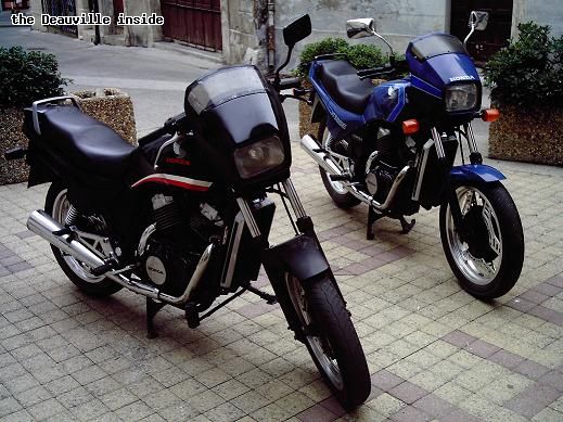 La Honda VT500E aux côtés d'une autre moto de l'époque