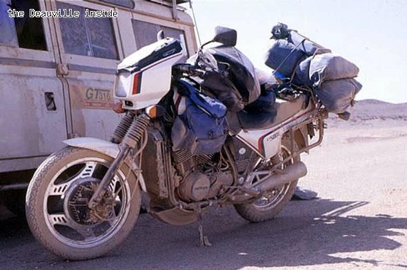 La Honda VT500E chargée pour un grand voyage dans le désert