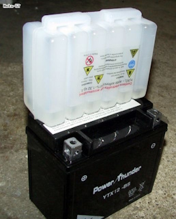 Batterie moto - vue de dessus, ouvertures éléments
