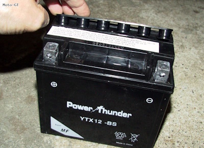Batterie moto avec réservoir d'acide
