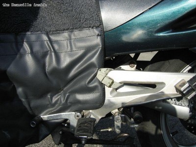 Sanglage de la jambe droite du tablier sur le cadre argent