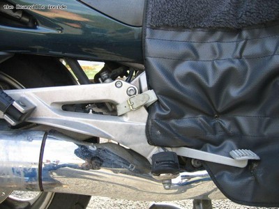 Sanglage de la jambe gauche du tablier sur le cadre argent